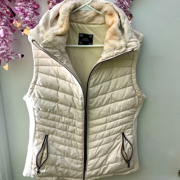 Royalty For Me Jackets & Blazers - Royalty For Me Cream Puffer Vest Size Large NWOT